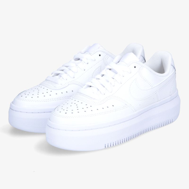 Stylische weiße Sneaker mit perforiertem Obermaterial und robuster Plateau-Sohle für optimalen Tragekomfort.