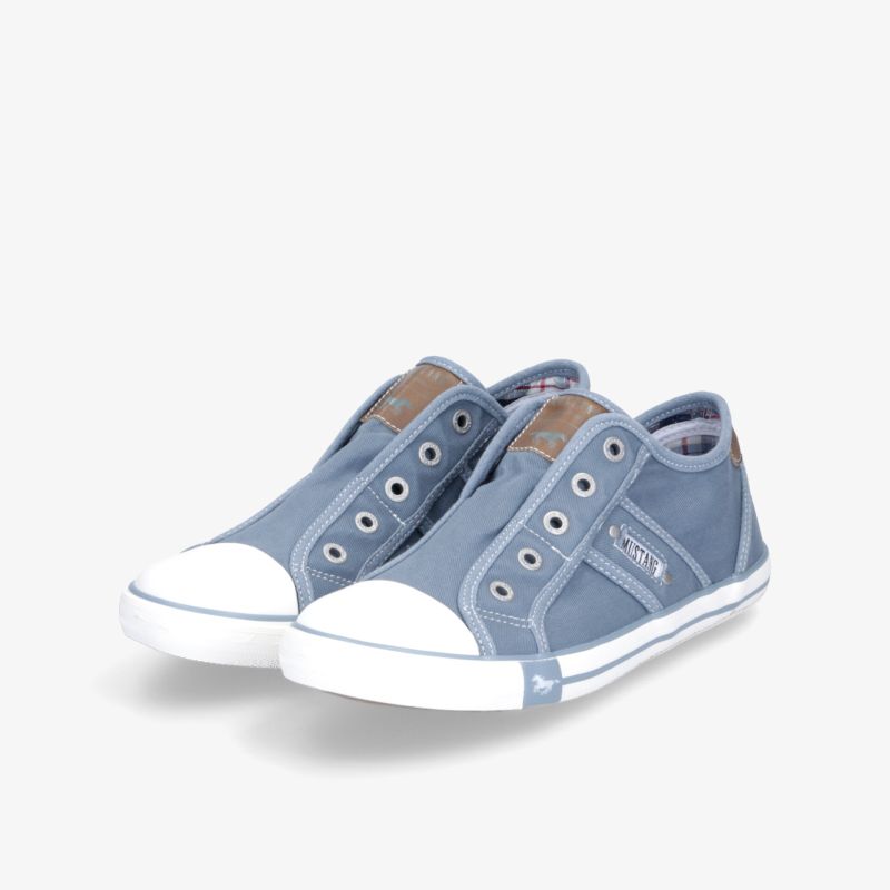 Blauer Sneaker mit elastischen Einsätzen und weißer Gummisohle, leichter und bequemer Schuh im lässigen Stil, Paar sichtbar