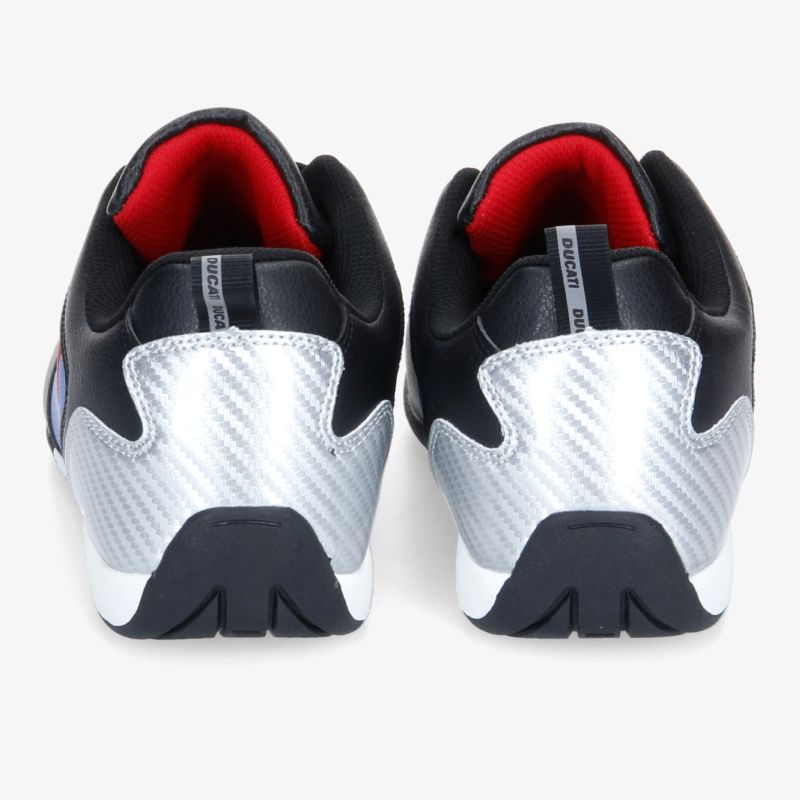 Stylische schwarze und silberne Sneaker mit roter Innenpolsterung und rutschfester Sohle, Rückansicht.