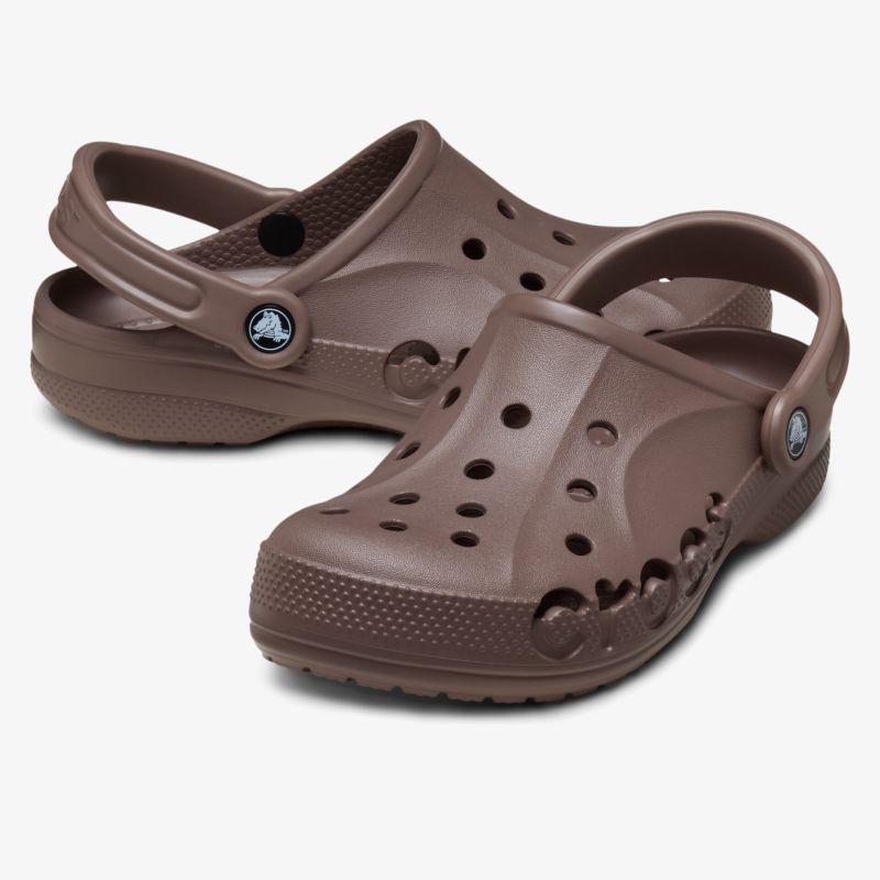 Bequeme braune Clogs mit verschiedenen Luftlöchern und verstellbarem Riemen für optimalen Halt