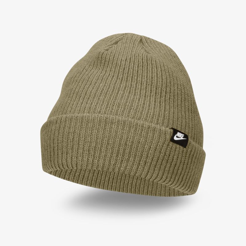 Stylische khaki Beanie für kühle Tage, bietet Wärme und Komfort im klassischen Strickdesign.