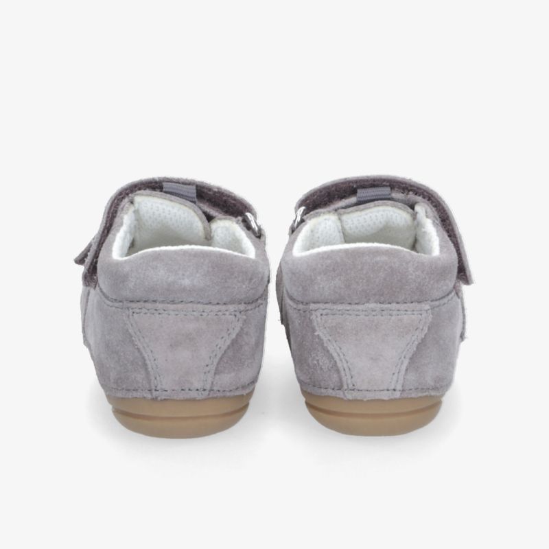 Graue Veloursleder-Schuhe mit Klettverschluss, von hinten gezeigt, komfortabel und stilvoll, rutschfeste Sohle.