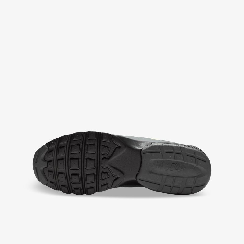 Schuhsohle in schwarz mit robustem, rutschfestem Profil für optimalen Halt und Stoßdämpfung