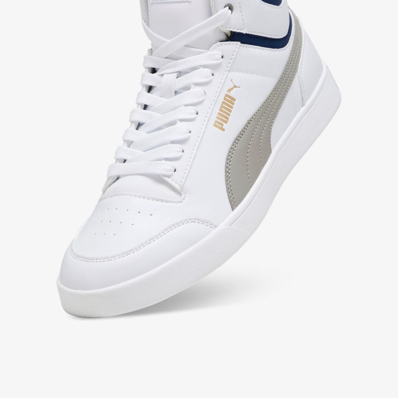 Moderner weißer Sneaker mit grauem Akzent und markantem Logo. Komfortabler Freizeitschuh für sportlichen Stil.