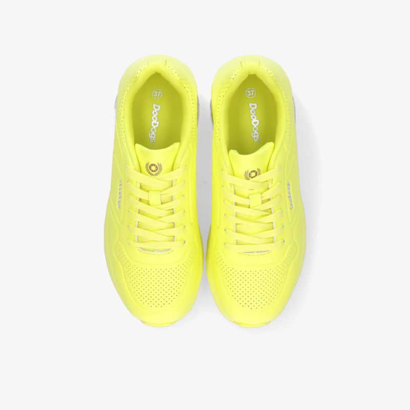 Leuchtend gelbe Sportschuhe mit atmungsaktivem Material und gepolstertem Kragen, modernes und bequemes Design