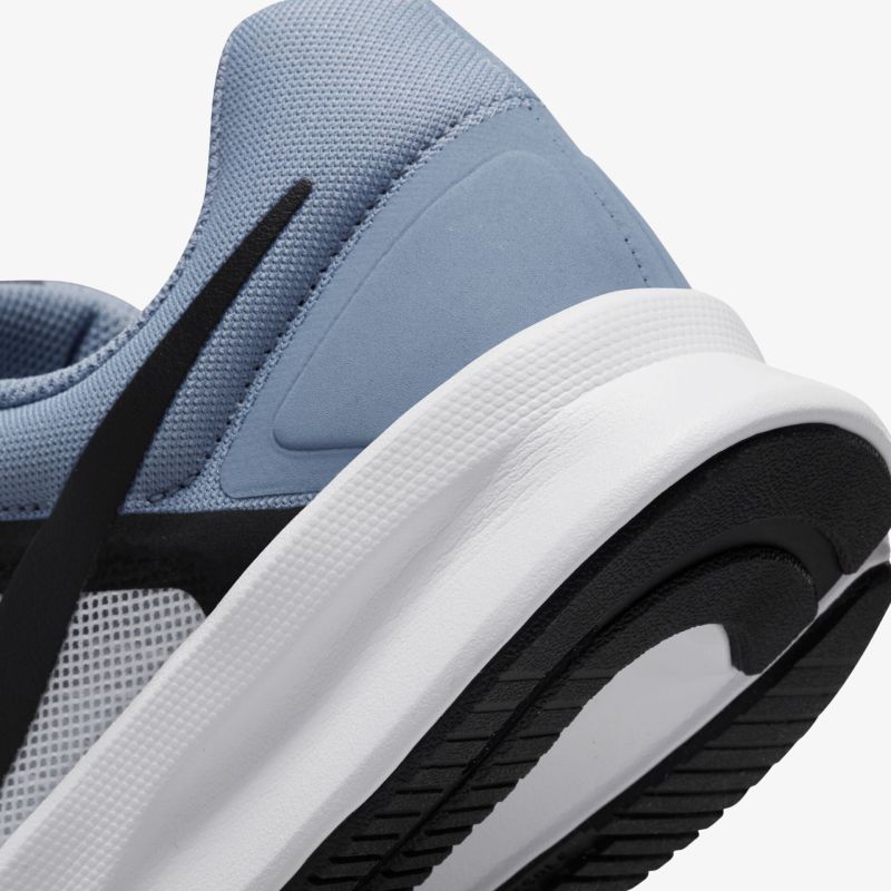 Moderner Sportschuh mit stoßdämpfender Sohle und atmungsaktivem Material für optimalen Tragekomfort.