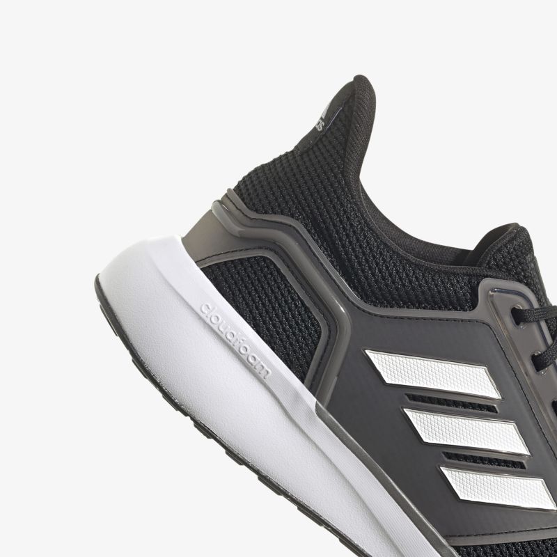 Moderner Sneaker mit nahtlosem Design, ideal für sportliche Aktivitäten und Alltag.