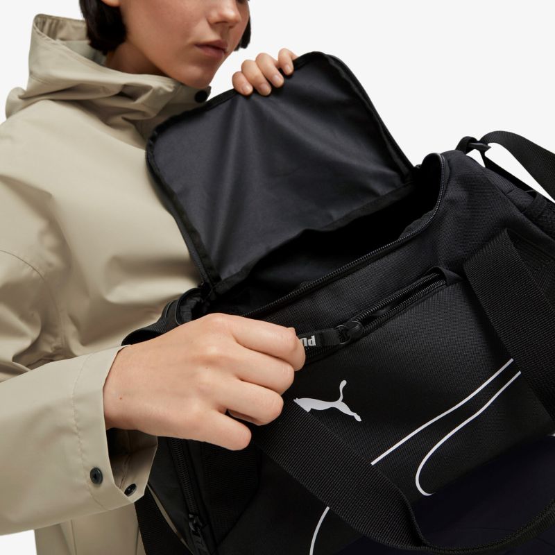 Schwarze Sporttasche mit praktischem Design und modernem Look, leicht zugänglich durch große Öffnung