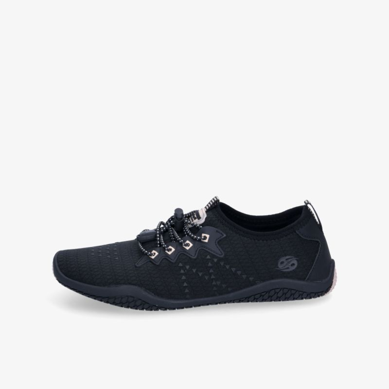 Leichter schwarzer Schuh mit atmungsaktivem Material und flexibler, rutschfester Sohle in moderner Optik