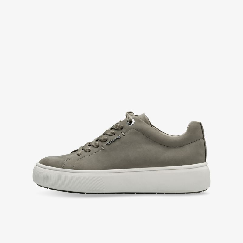 Moderner grauer Sneaker mit bequemer Passform und robuster, dicker weißer Sohle in klarer Seitenansicht