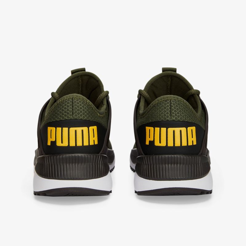 Rückansicht eines sportlichen Sneakers mit markantem Design und auffälligem Logo auf der Ferse.