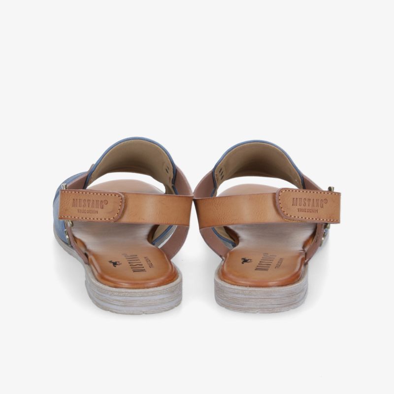 Bequeme Sandalen mit robustem Klettverschluss und rutschfester Sohle, ideal für Freizeitaktivitäten.