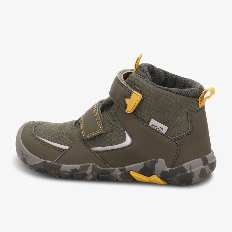 Stylischer, olivefarbener Schuh mit Klettverschluss und gelben Akzenten, ideal für Outdoor-Abenteuer.
