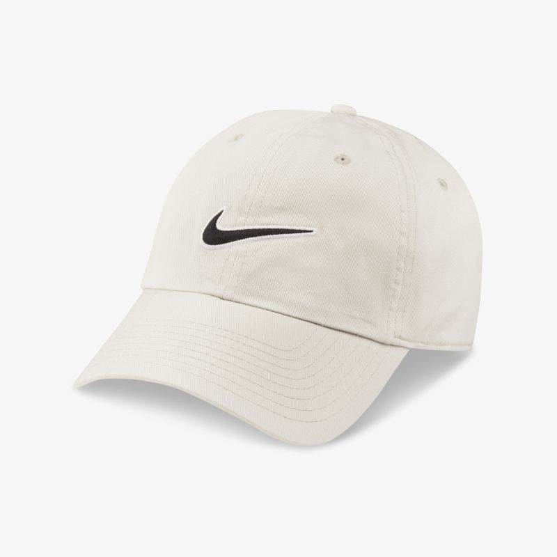 Klassische weiße Baseballcap mit markantem Logo und verstellbarem Verschluss für optimalen Komfort.