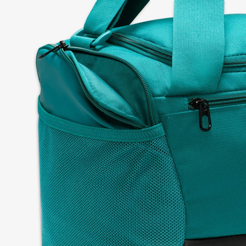 Geräumige Tasche mit Reißverschluss und stabilem Tragegriff, ideal für unterwegs.