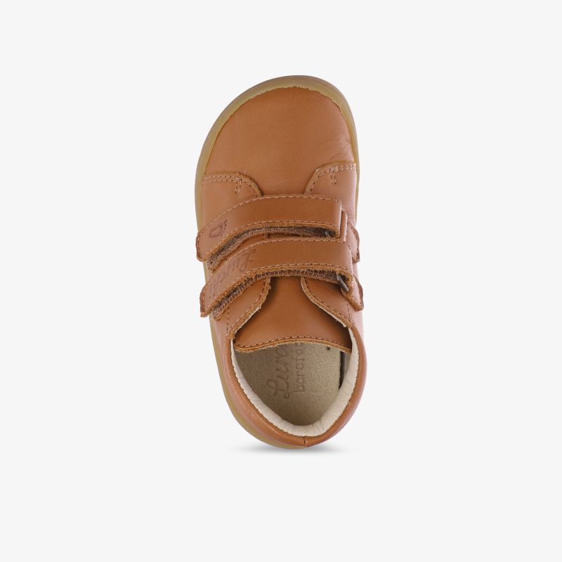 Hochwertiger Lederschuh mit verstellbarem Klettverschluss und bequemer Passform. Ideal für den Alltag.