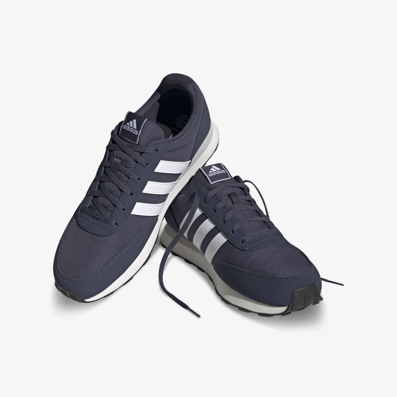 Elegante dunkelblaue Sneakers mit weißem Streifen, ideal für Sport und Freizeit. Bequem und rutschfest.