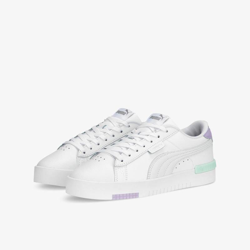 Moderner weißer Sneaker mit farbigen Akzenten und rutschfester Sohle, perfekt für Alltag und Sport.