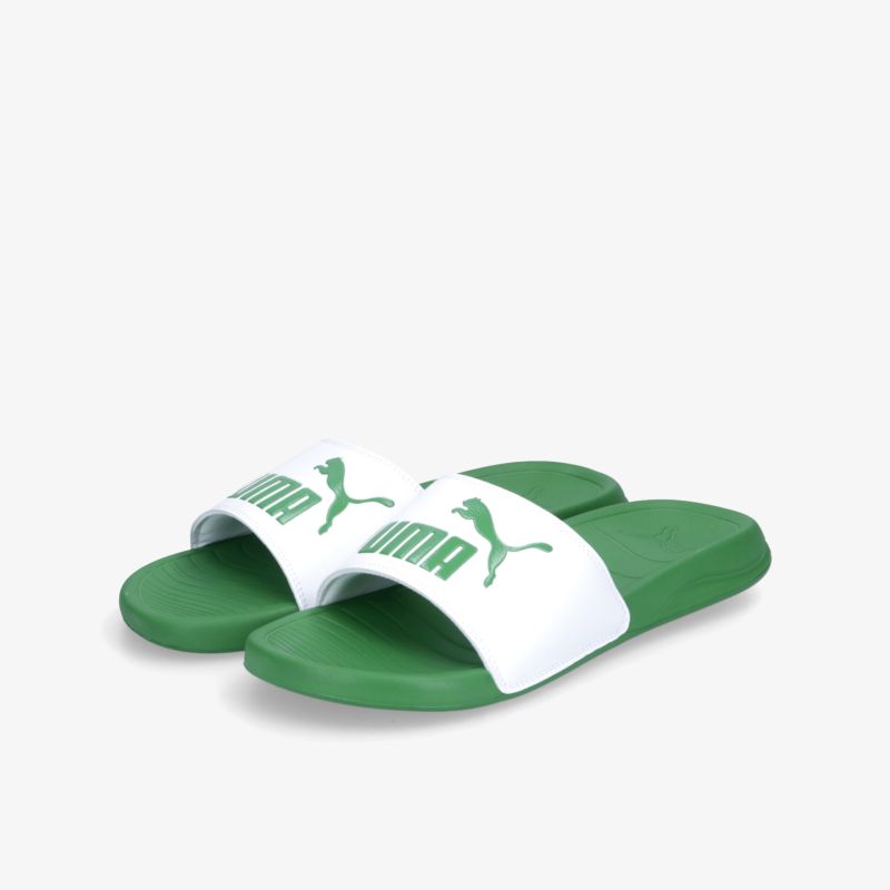 Stylishe grüne Slides mit bequemem Tragekomfort und rutschfester Sohle für lässige Sommeroutfits.