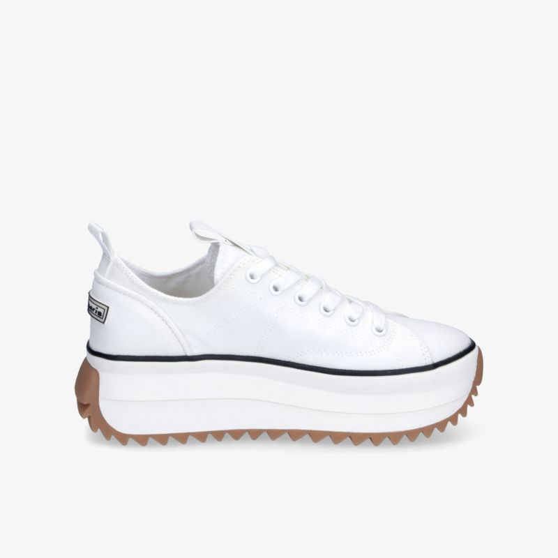 Weißer Plateau-Sneaker mit profilierter brauner Laufsohle und modernem sportlichen Design, seitliche Ansicht