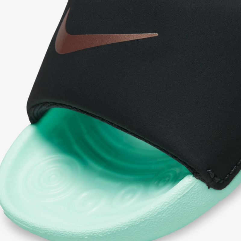 Sportlicher Slide mit modernem Design und komfortabler Polsterung für besten Tragekomfort