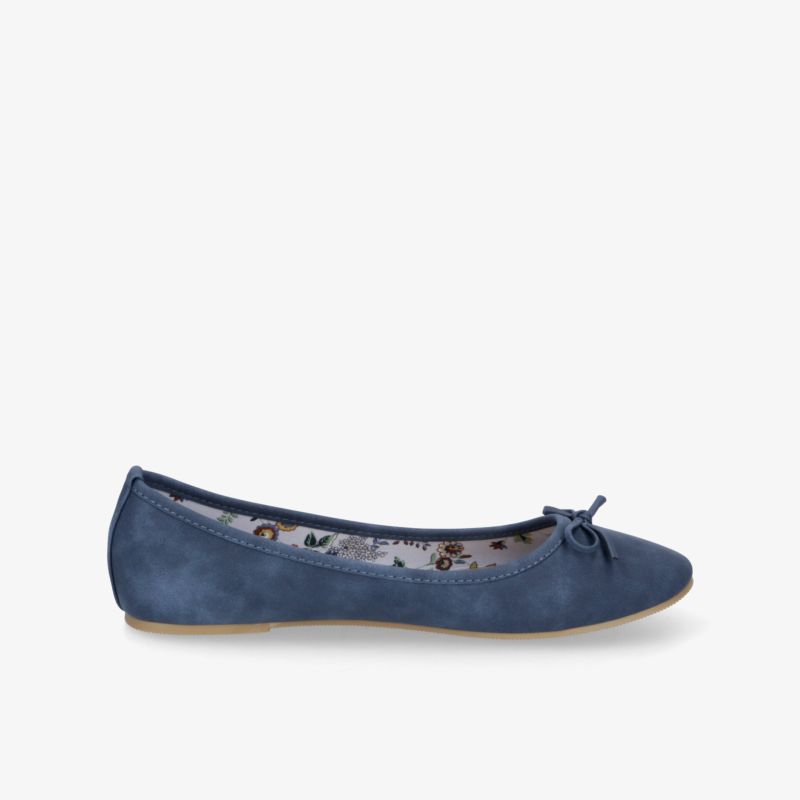 Seitliche Ansicht eines flachen Ballerinas in blau mit zierlicher Schleife und weichem, samtigem Material