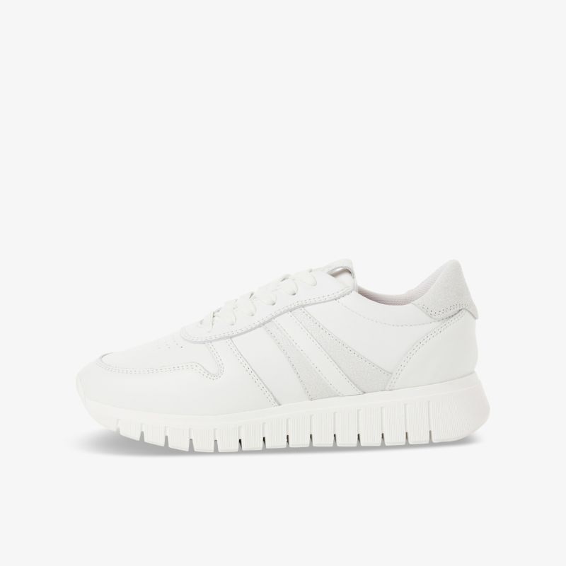 Seitliche Ansicht eines sportlichen weißen Sneakers mit flexibler Sohle und modernem, leichtem Design
