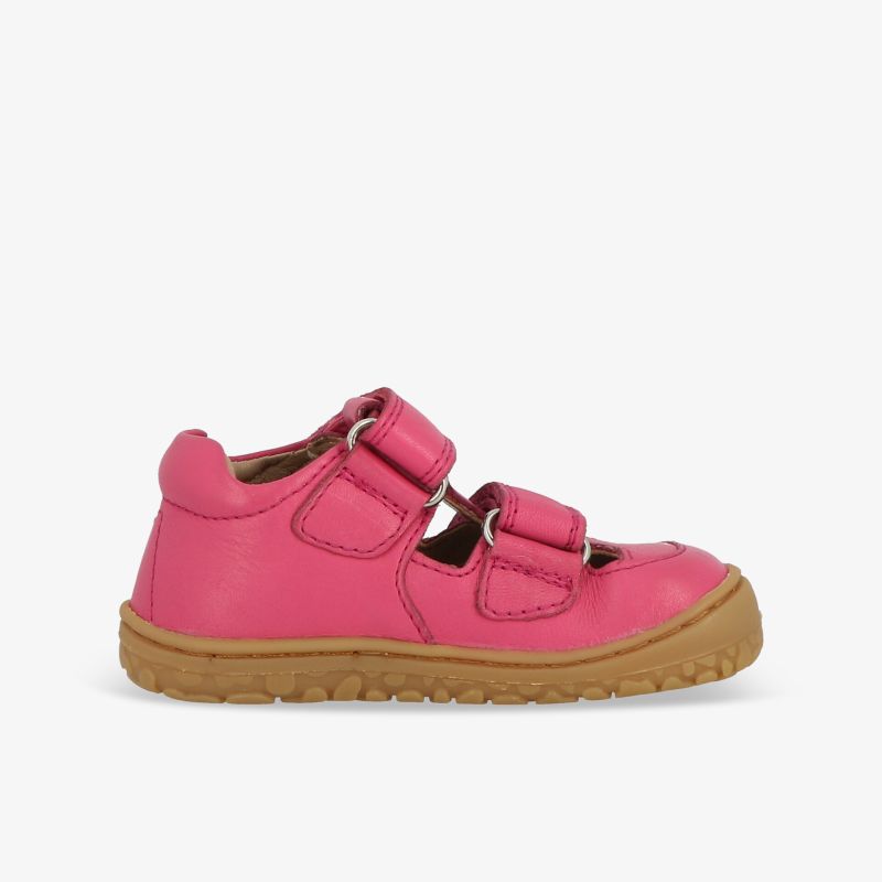 Rosa Schuh mit zwei Klettverschlüssen und robuster brauner Sohle in klarer Seitenansicht