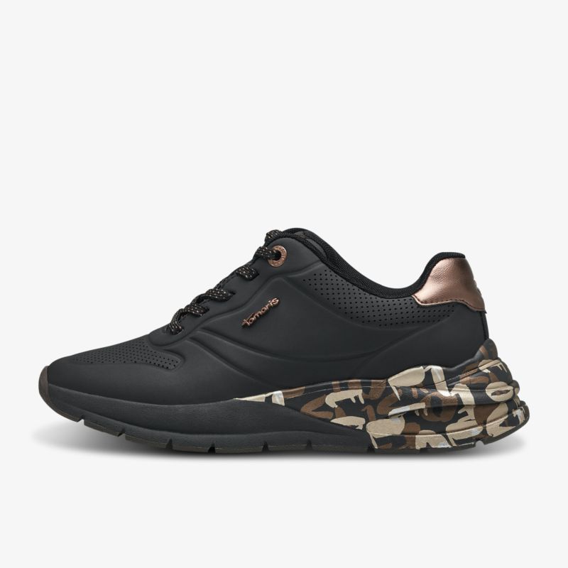 Schwarzer Sneaker im modernen Design mit Tarnmuster-Sohle, ideal für urbanes Ambiente und Komfort.