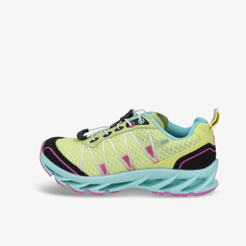 Leichter, vielseitiger Sportschuh in hellen Farben, ideal für verschiedene Aktivitäten und komfortablen Halt.