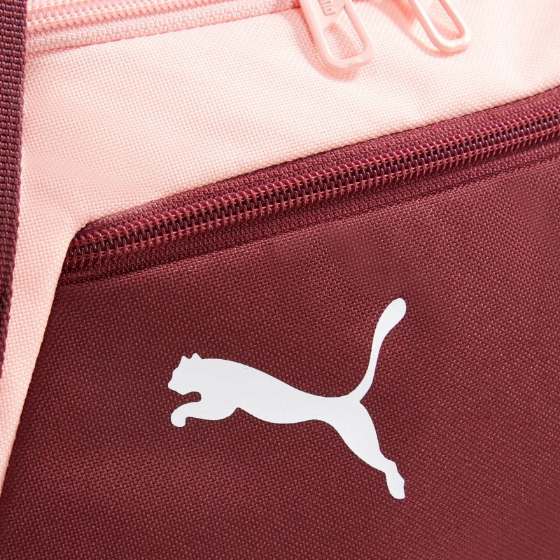 Detailansicht einer Sporttasche mit dynamischem Logo, hochwertiger Verarbeitung und modernem Farbschema.