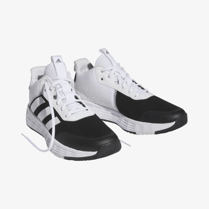 Stylische schwarz-weiße Sportschuhe mit Schnürung und komfortabler Sohle für optimalen Halt und Tragekomfort.