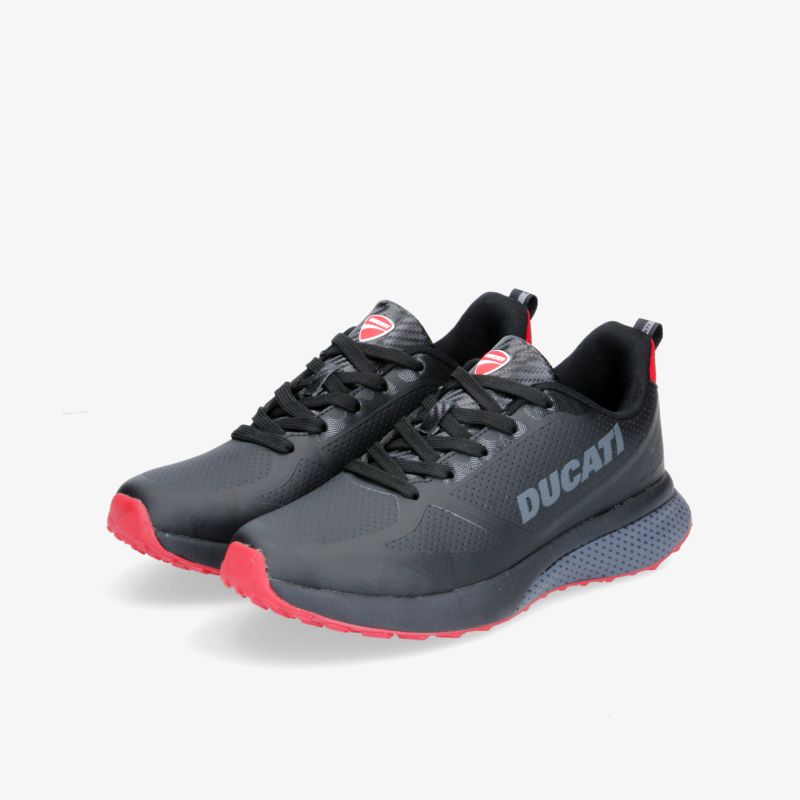 Bequeme und stilvolle schwarze Sportschuhe mit rotem Detail für optimalen Halt und Stil.