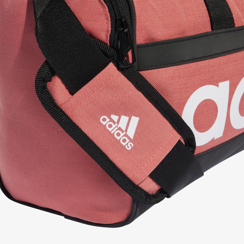 Robuste Sporttasche in Rot mit großem Markenlogo; geräumig und stilvoll für vielseitigen Gebrauch.