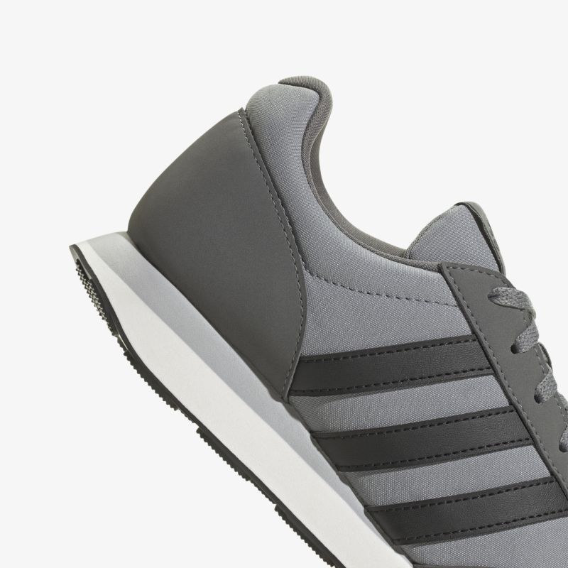 Moderner grauer Sneaker mit ikonischen Streifen und bequemer Passform für optimalen Tragekomfort.