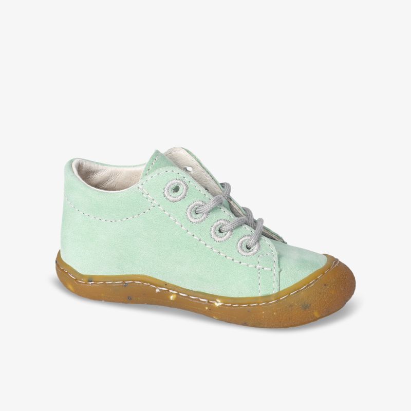 Mintgrüner Schnürschuh mit rutschfester brauner Sohle, ideal für bequemes und stilvolles Laufen.