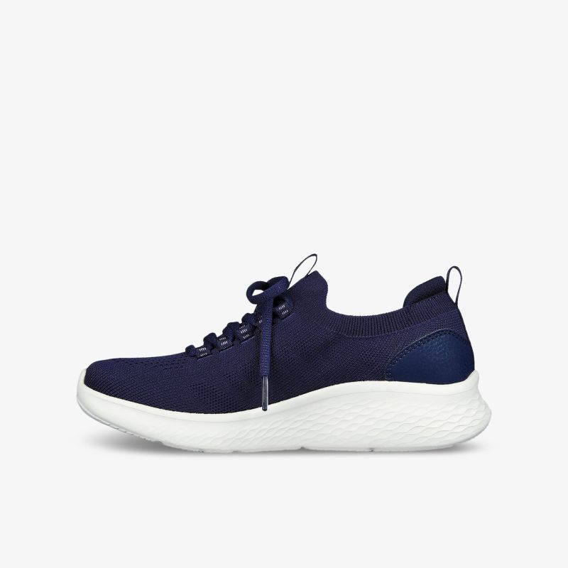 Moderner blauer Sneaker mit bequemer Passform und atmungsaktivem Material, ideal für Freizeit und Sport.
