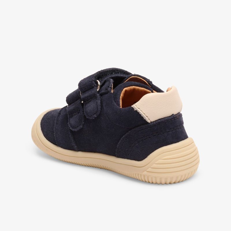 Bequemer dunkelblauer Schuh mit Klettverschluss und rutschfester Sohle in Beige für optimalen Tragekomfort.