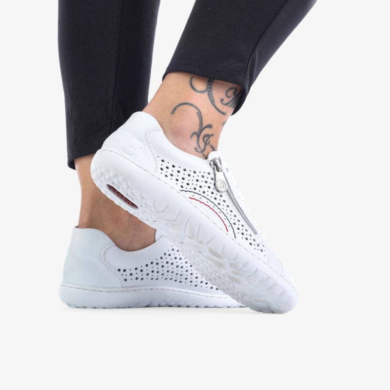 Leichter weißer Schuh mit atmungsaktiven perforierten Seiten und flexibler Sohle für hohen Komfort