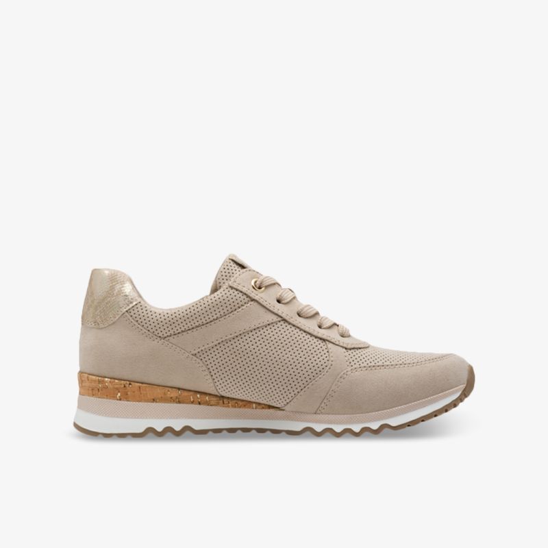 Beiger Sneaker mit atmungsaktivem Material und leichter Sohle für hohen Tragekomfort und flexiblen Einsatz seitlich fotografiert