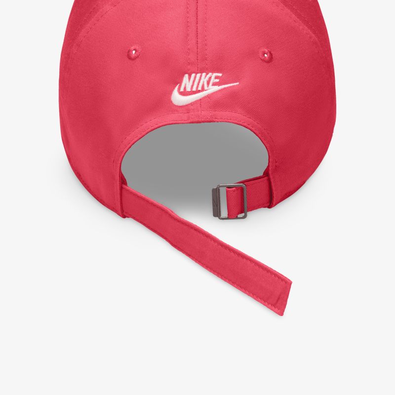 Rote Nike Cap mit verstellbarem Verschluss für optimalen Komfort und sportliches Design