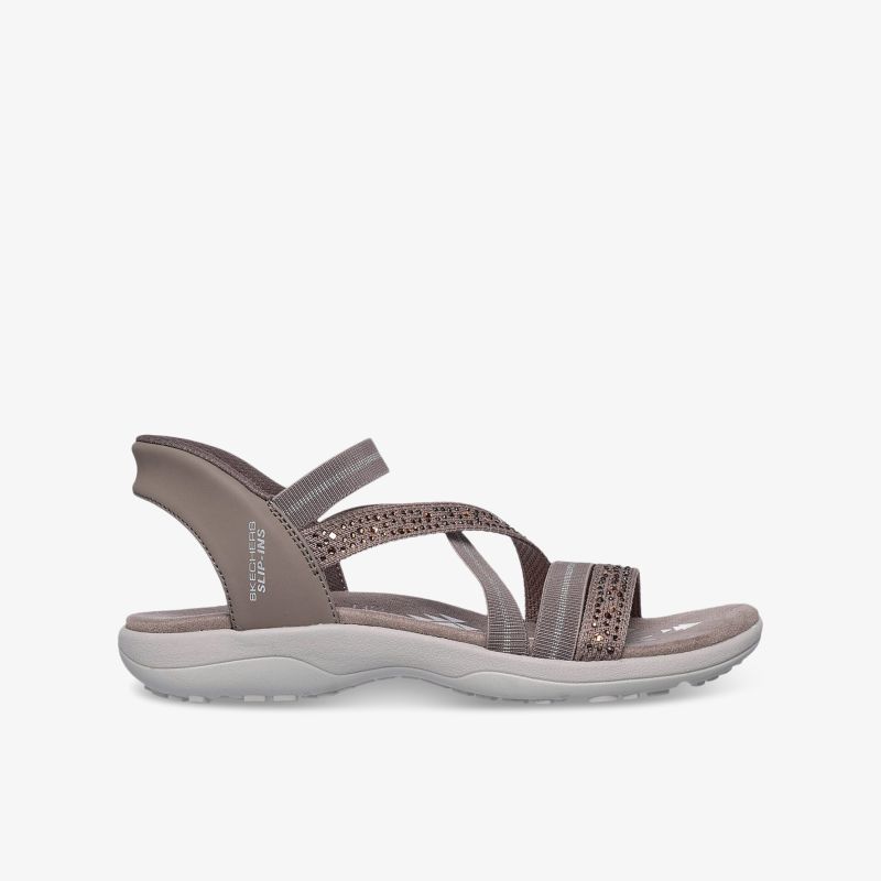 Seitliche Ansicht einer leichten Sandalette mit rutschfester Sohle und verstellbarem Riemen für optimalen Komfort