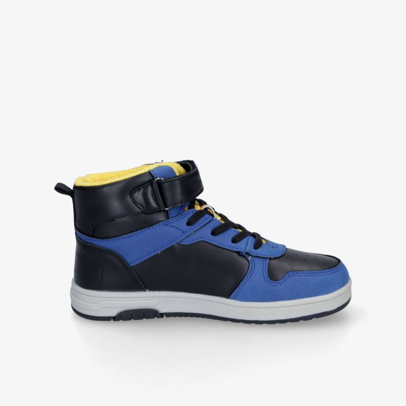 Moderner Sportschuh in Blau und Schwarz mit gepolstertem Knöchelbereich und rutschfester Sohle, seitliche Ansicht