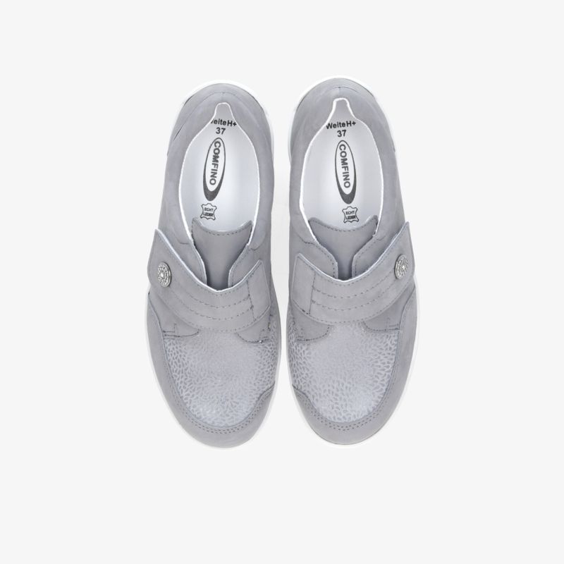 Leichte graue Schuhe mit flexiblem Material und gepolstertem Fußbett, ideale Alltagsbegleiter