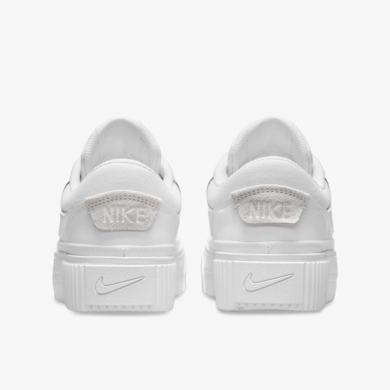 Weiße Nike Sneaker mit markantem Design und auffälligem Markenschriftzug auf der Rückseite.