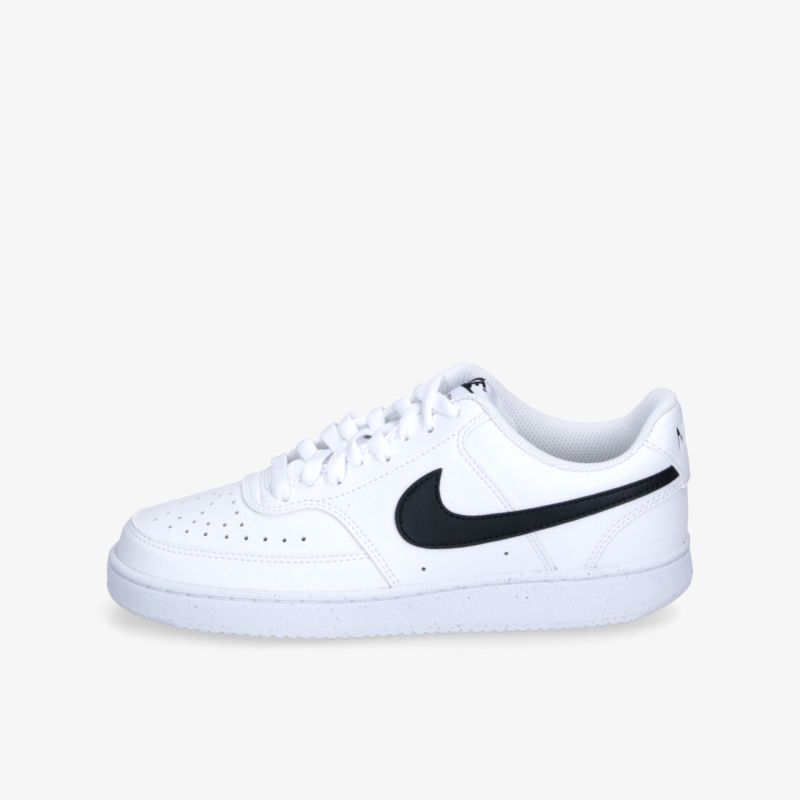 Weißer Sneaker mit schwarzem Logo. Sportlich und zeitloses Design für vielseitigen Komfort.