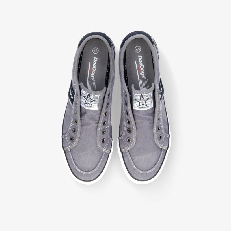 Graues Sneakerpaar aus flexiblem, leichtem Material mit rutschfester Sohle für maximalen Tragekomfort