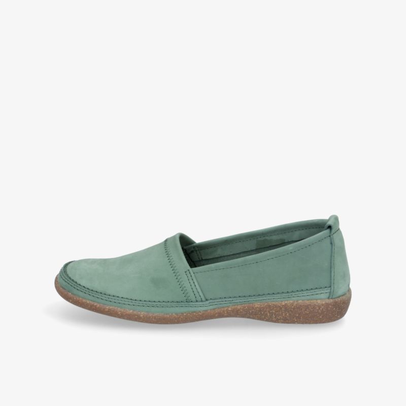 Grüner Slipper mit flexibler Sohle und schlichtem, bequemem Design seitlich aufgenommen