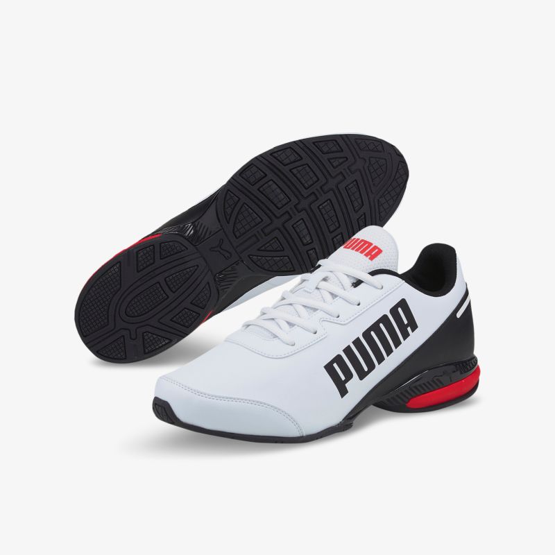 Stylische weiße Sneakers mit schwarzem Logo und roten Akzenten, ideal für Sport und Freizeit.