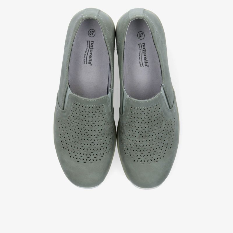 Graue, atmungsaktive Schuhe mit perforiertem Obermaterial für optimalen Komfort und modernen Look.